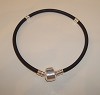 Rubberen armband met Sterling verzilverde sluiting en schroeven 21 cm