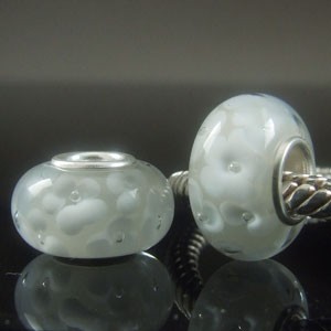 Glasbedel Wit met witte bloemen